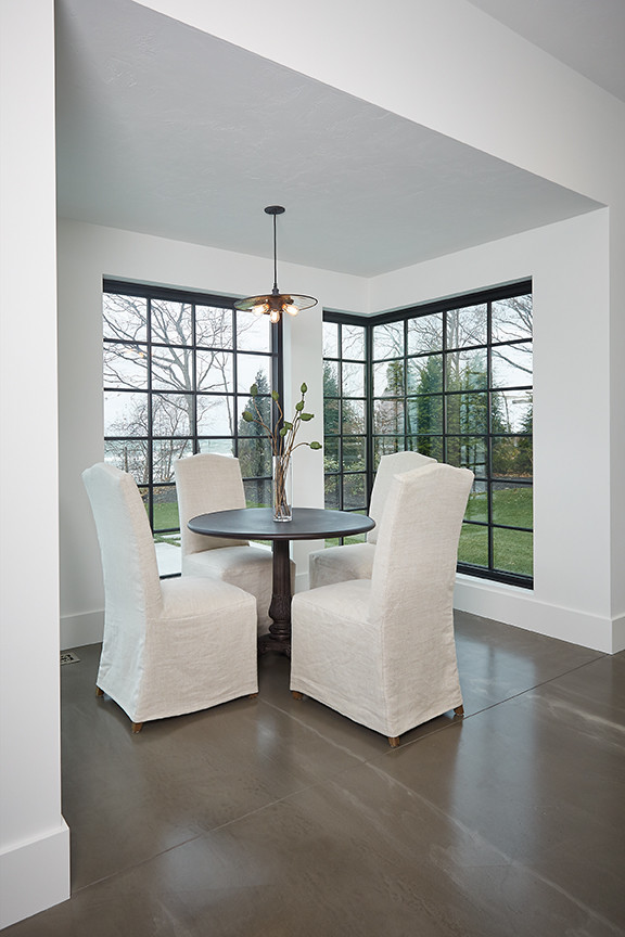 Идея дизайна: столовая в стиле модернизм с с кухонным уголком, белыми стенами и серым полом