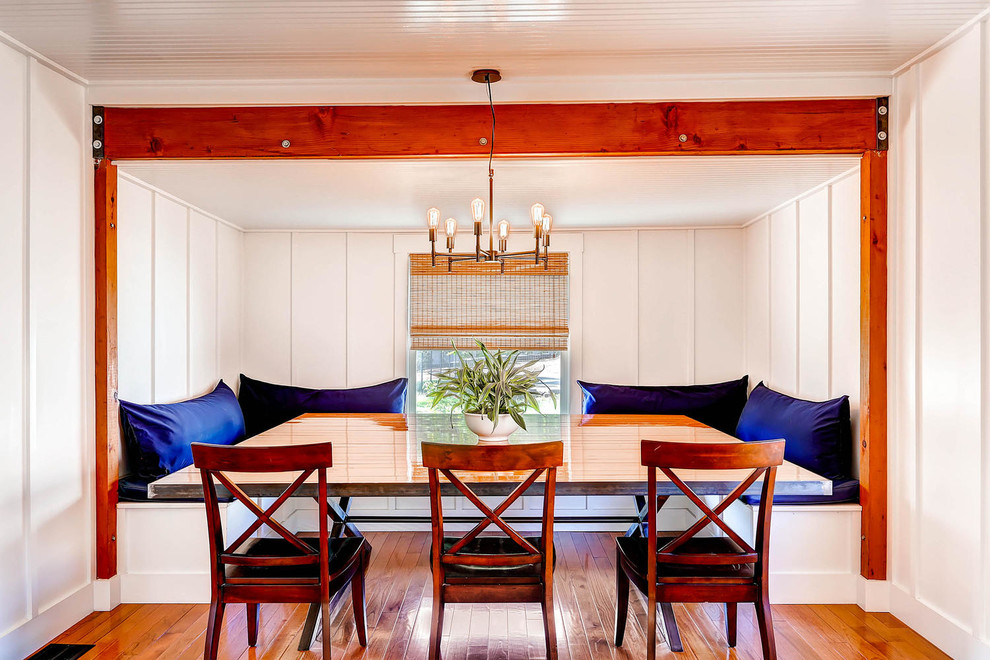 Esempio di una sala da pranzo aperta verso la cucina chic con pareti bianche e pavimento in legno massello medio
