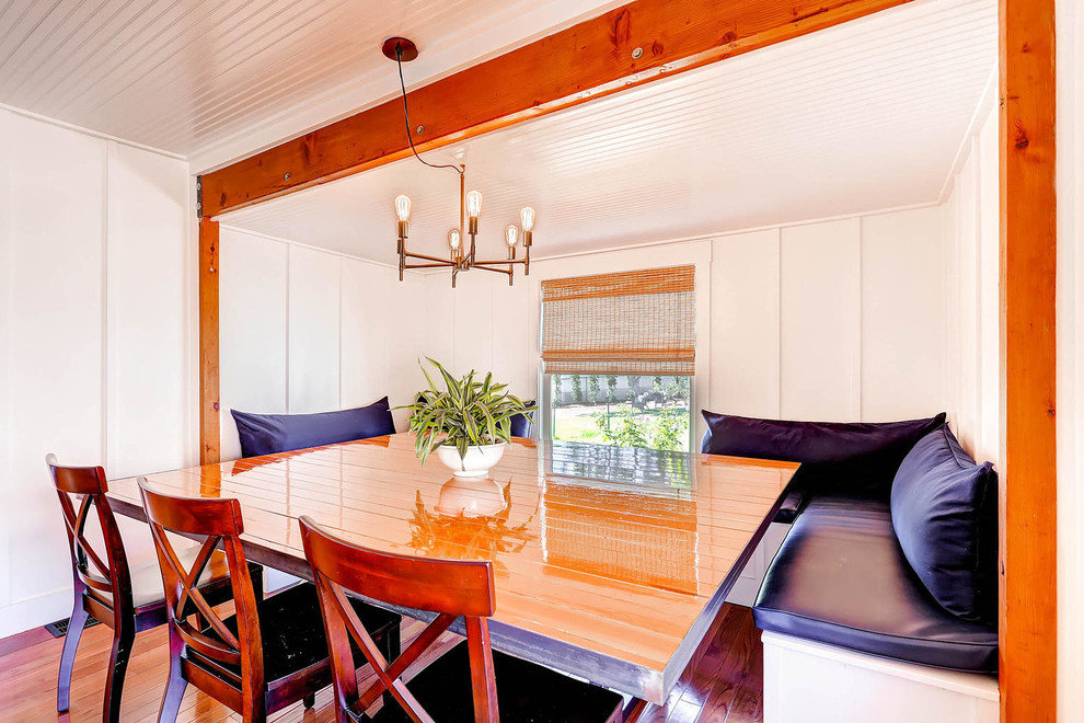 Foto di una sala da pranzo chic con pareti bianche e pavimento in legno massello medio