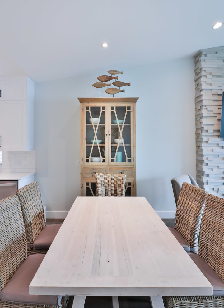 Idee per una sala da pranzo aperta verso il soggiorno costiera di medie dimensioni con pareti grigie, pavimento in legno massello medio e pavimento marrone