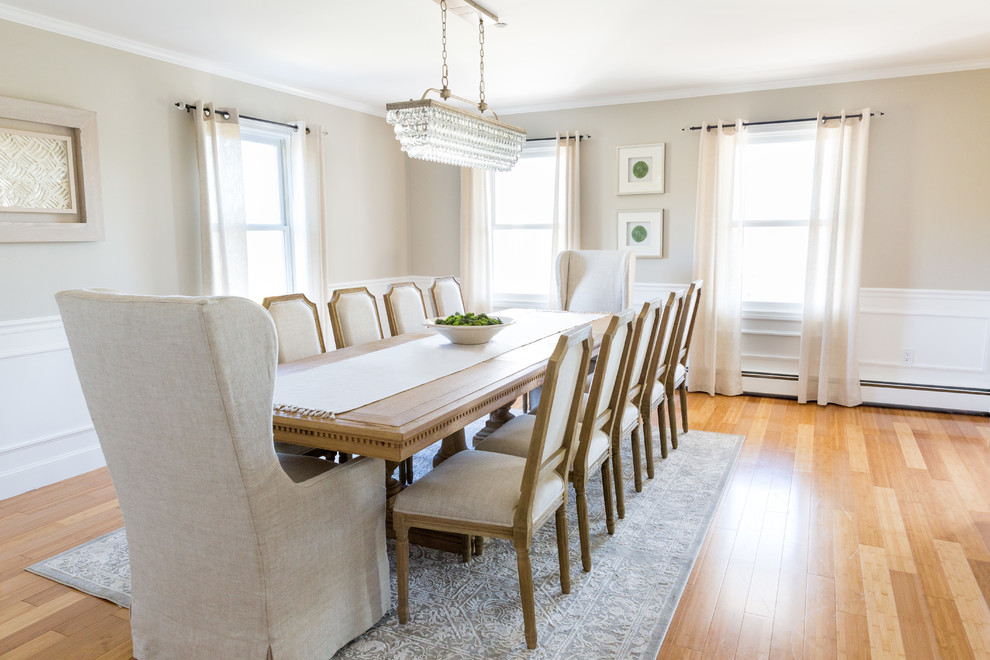 Esempio di una sala da pranzo classica chiusa con pareti beige, parquet chiaro e pavimento beige