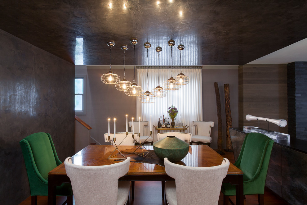 На фото: столовая в современном стиле с коричневыми стенами без камина с
