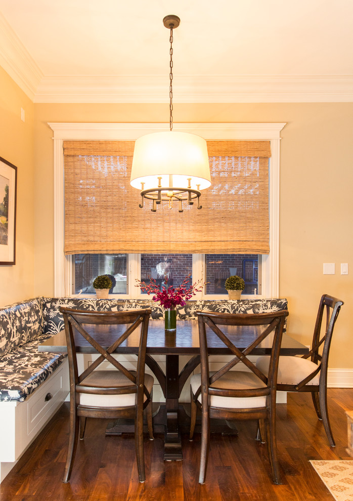 Foto di una sala da pranzo aperta verso la cucina tradizionale di medie dimensioni con pareti marroni, parquet scuro, nessun camino e pavimento marrone