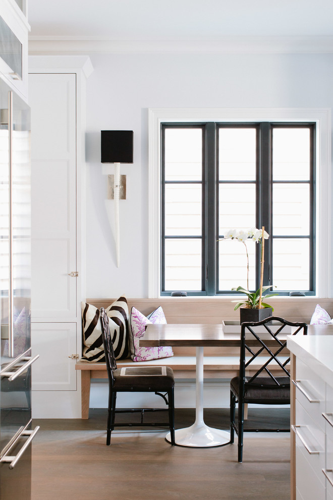 Идея дизайна: кухня-столовая среднего размера в стиле неоклассика (современная классика) с белыми стенами и светлым паркетным полом без камина