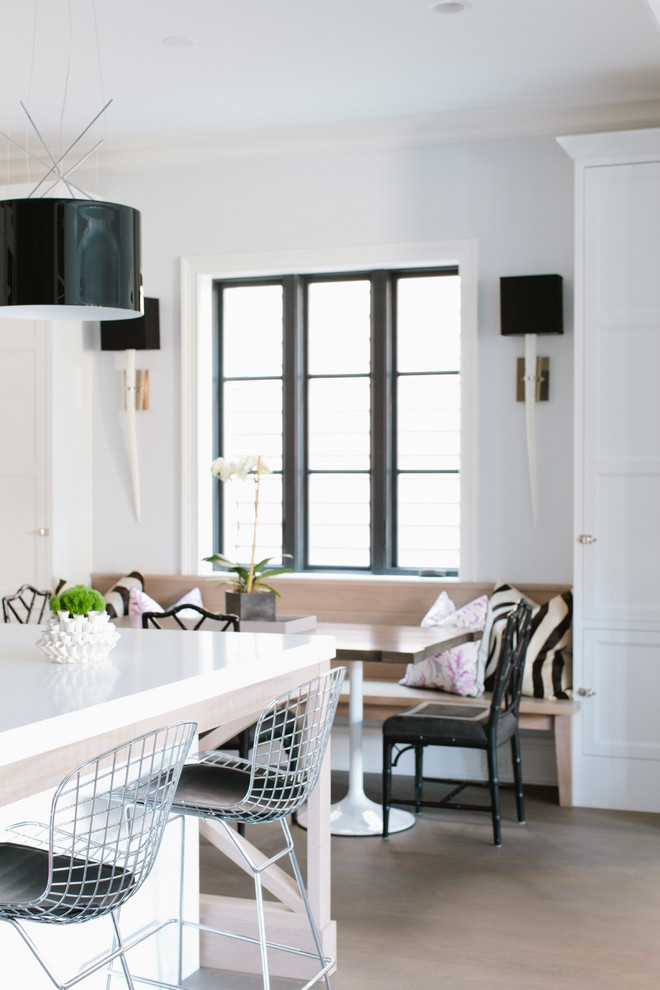 Свежая идея для дизайна: кухня-столовая среднего размера в стиле неоклассика (современная классика) с белыми стенами и светлым паркетным полом без камина - отличное фото интерьера