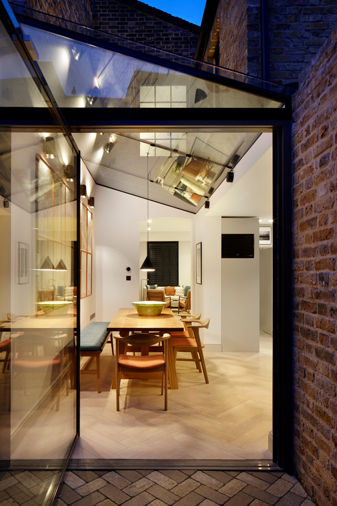 Idées déco pour une petite salle à manger ouverte sur la cuisine contemporaine avec un mur beige, parquet clair et aucune cheminée.