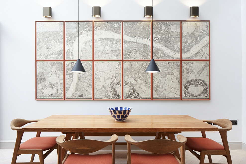 Kleine Moderne Wohnküche ohne Kamin mit beiger Wandfarbe und hellem Holzboden in London