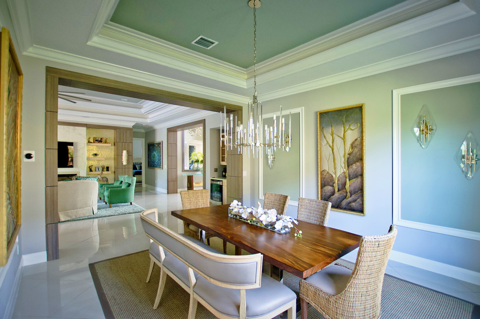 Idées déco pour une grande salle à manger contemporaine fermée avec un mur vert, un sol en marbre et un sol blanc.