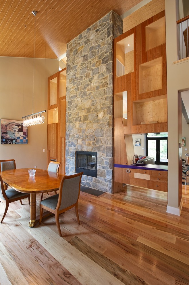 Mittelgroße Moderne Wohnküche mit beiger Wandfarbe, hellem Holzboden, Tunnelkamin und Kaminumrandung aus Stein in Philadelphia