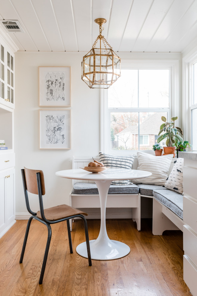 Свежая идея для дизайна: кухня-столовая среднего размера в скандинавском стиле с белыми стенами, паркетным полом среднего тона и коричневым полом - отличное фото интерьера