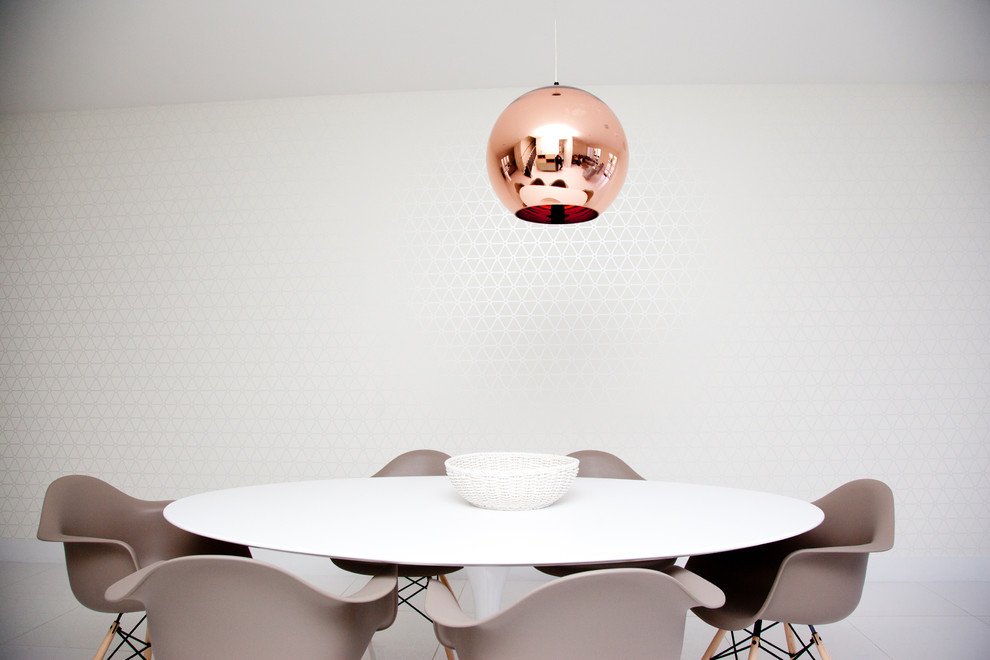 Immagine di una sala da pranzo aperta verso la cucina scandinava di medie dimensioni con pareti bianche, pavimento con piastrelle in ceramica e nessun camino