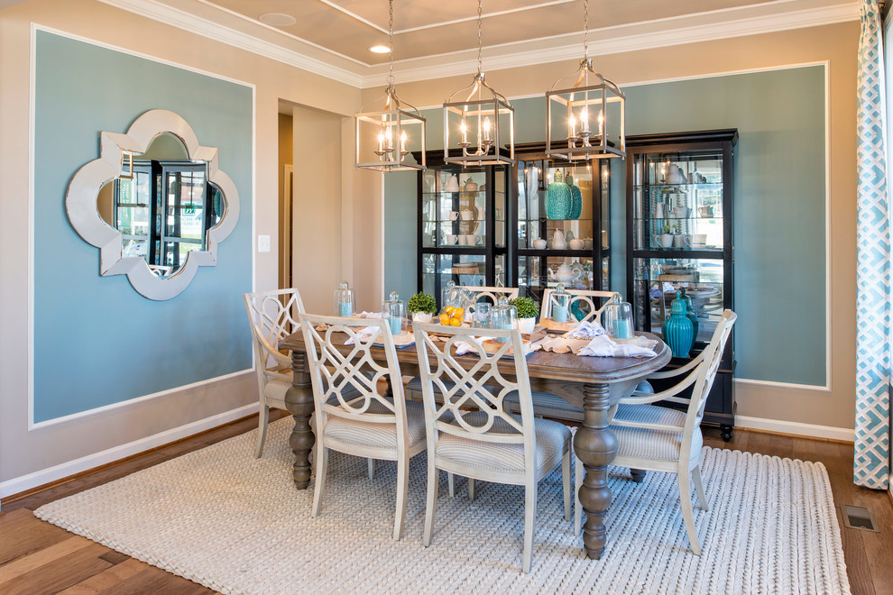 Imagen de comedor de estilo de casa de campo con paredes azules y suelo de madera en tonos medios