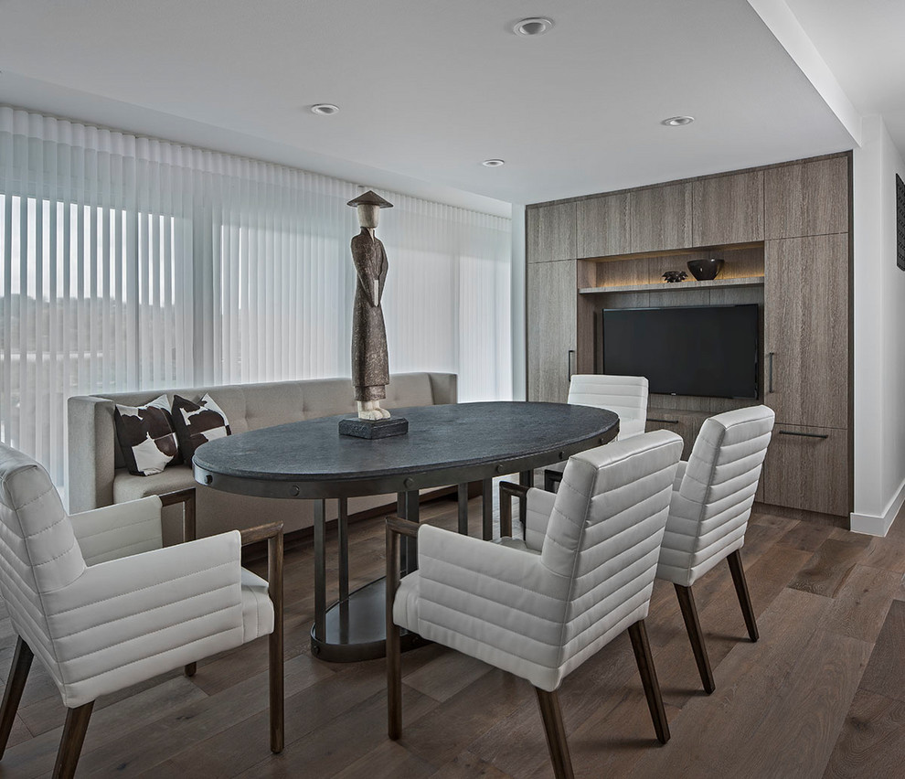 Ispirazione per una sala da pranzo contemporanea chiusa e di medie dimensioni con pareti bianche, pavimento in legno massello medio e pavimento marrone