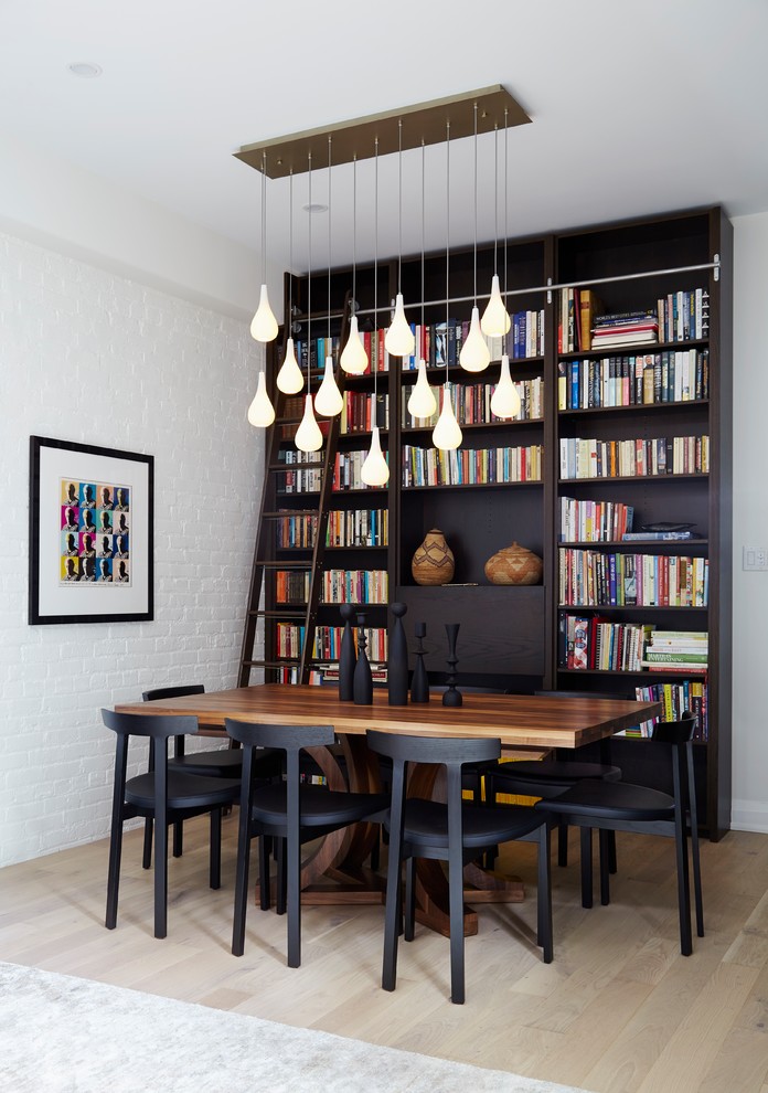 Idee per una sala da pranzo minimalista con pareti rosse e parquet chiaro