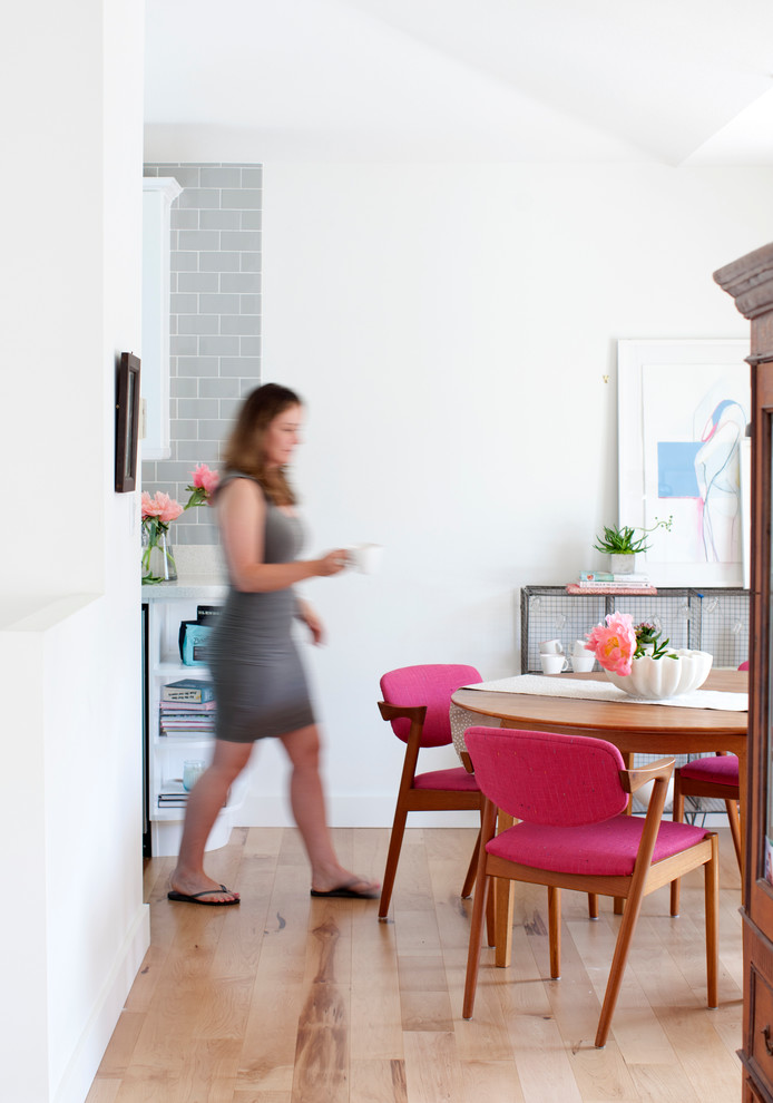 На фото: кухня-столовая в стиле фьюжн с белыми стенами и паркетным полом среднего тона с