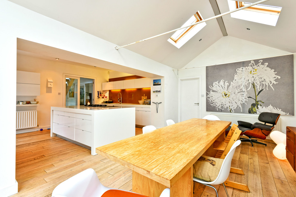 Exempel på ett stort modernt kök med matplats, med vita väggar, ljust trägolv och beiget golv