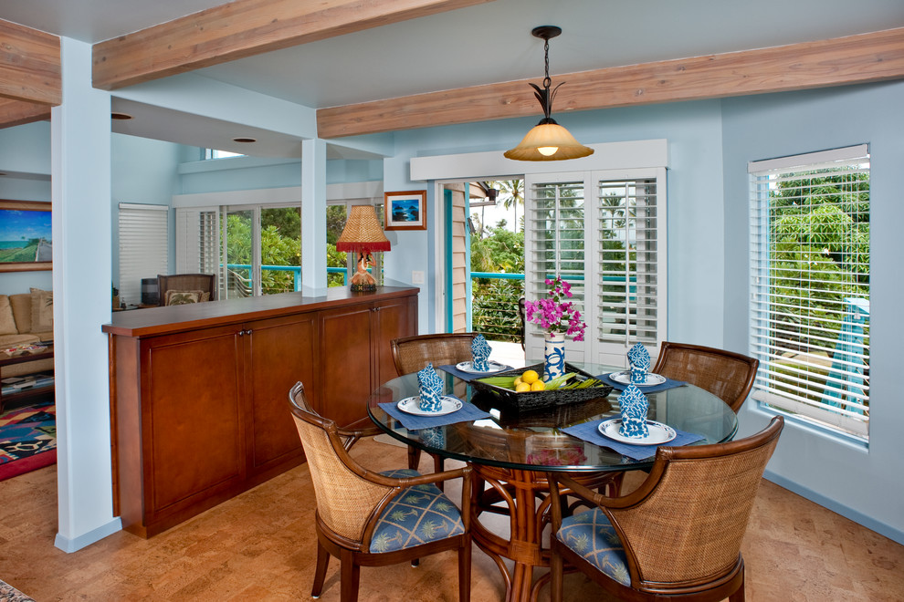 Geschlossenes, Mittelgroßes Esszimmer mit blauer Wandfarbe, Korkboden und braunem Boden in Hawaii