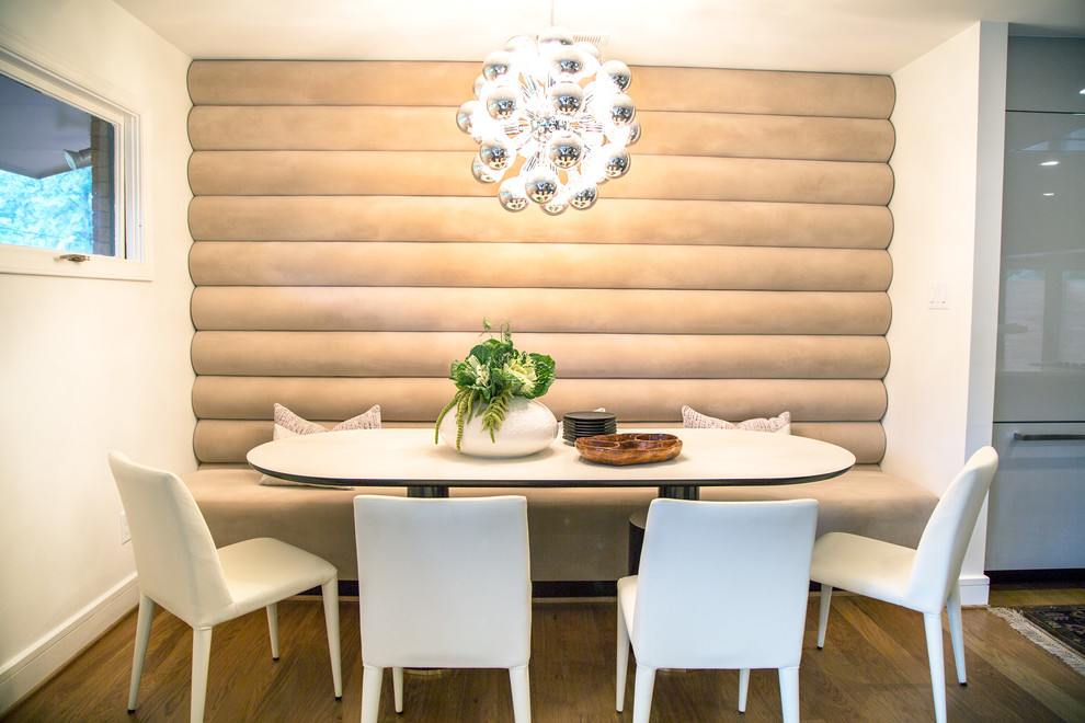 Inspiration pour une petite salle à manger ouverte sur la cuisine minimaliste avec un mur beige, sol en stratifié, aucune cheminée et un sol marron.