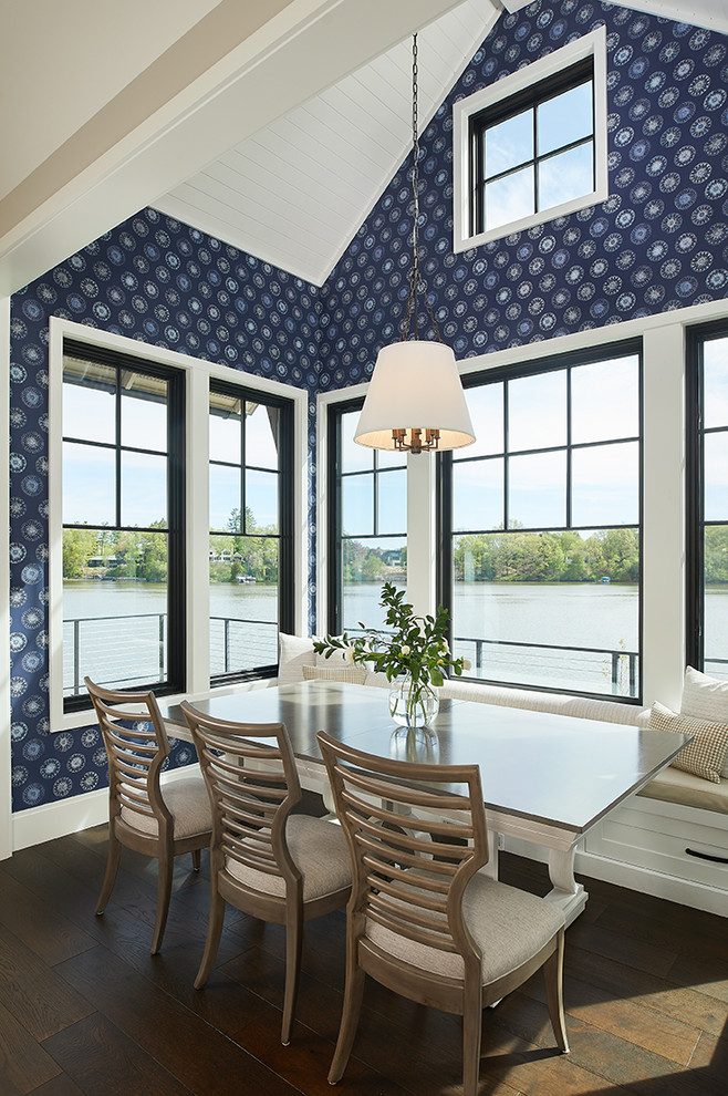 Свежая идея для дизайна: столовая в стиле неоклассика (современная классика) с синими стенами, темным паркетным полом, коричневым полом, с кухонным уголком, потолком из вагонки и обоями на стенах - отличное фото интерьера