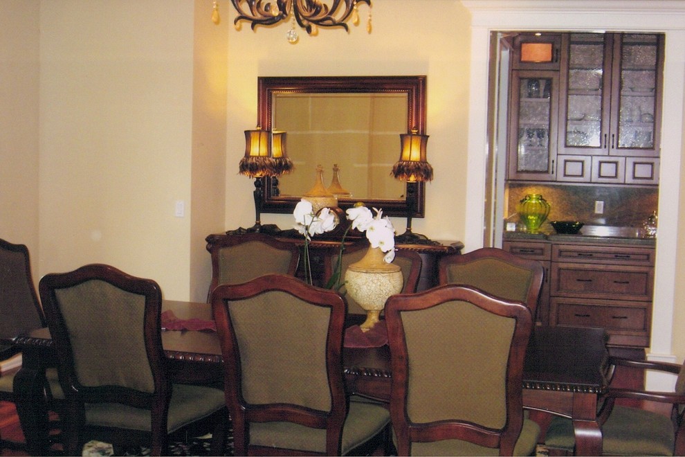 Источник вдохновения для домашнего уюта: кухня-столовая среднего размера в классическом стиле с желтыми стенами и паркетным полом среднего тона без камина