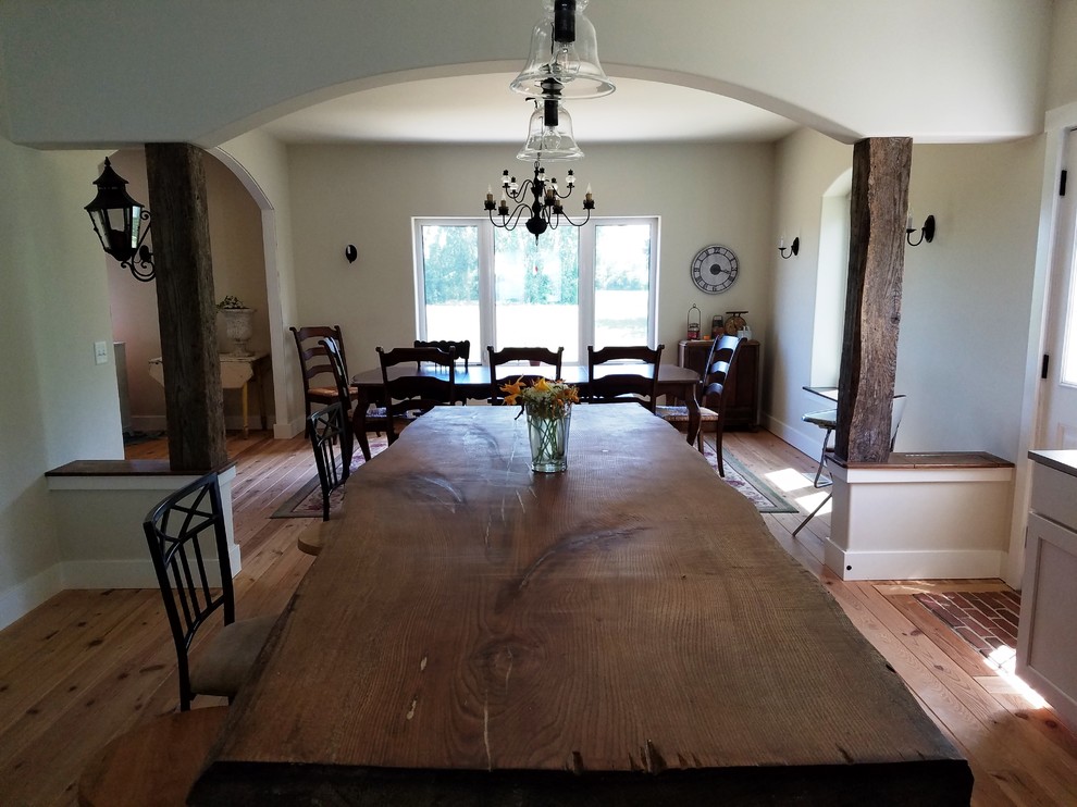 Esempio di una grande sala da pranzo aperta verso la cucina stile rurale con pareti beige e pavimento in mattoni