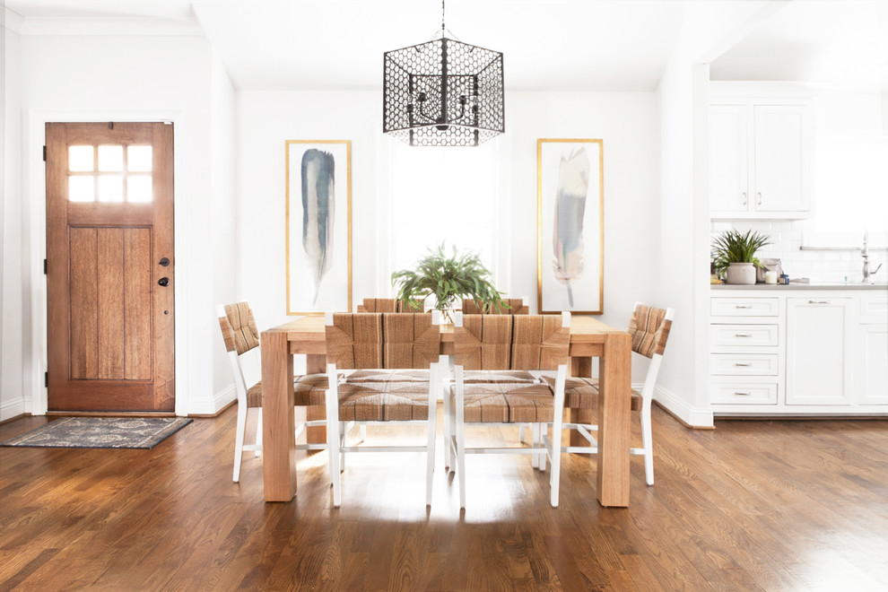 Foto di una sala da pranzo aperta verso la cucina costiera di medie dimensioni con pareti bianche, pavimento in legno massello medio e pavimento marrone