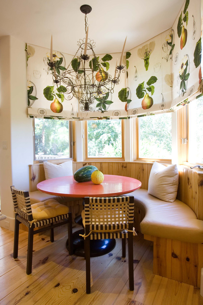 Пример оригинального дизайна: маленькая кухня-столовая в современном стиле с бежевыми стенами, светлым паркетным полом и бежевым полом без камина для на участке и в саду