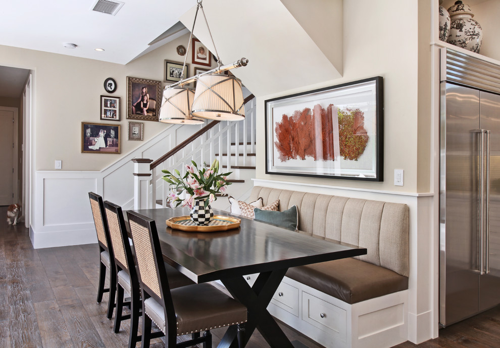 Immagine di una sala da pranzo aperta verso il soggiorno chic con pareti beige e parquet scuro