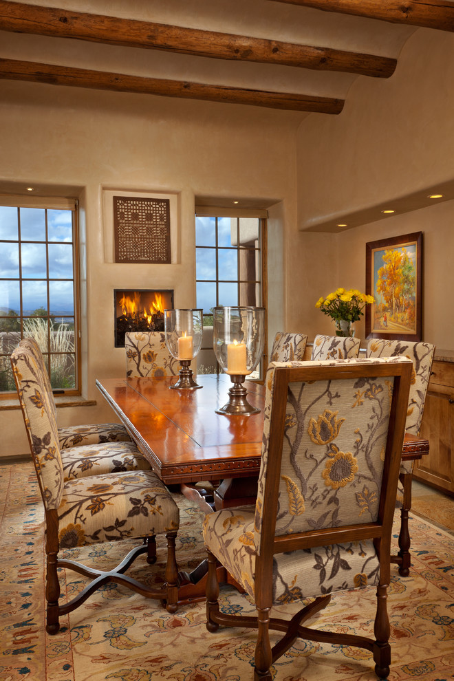 Mediterrane Wohnküche ohne Kamin mit beiger Wandfarbe und Teppichboden in Albuquerque