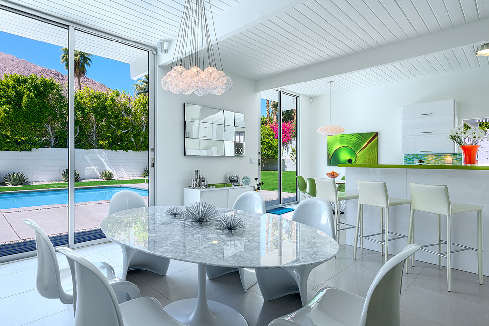 Foto di una sala da pranzo aperta verso la cucina moderna con pareti bianche