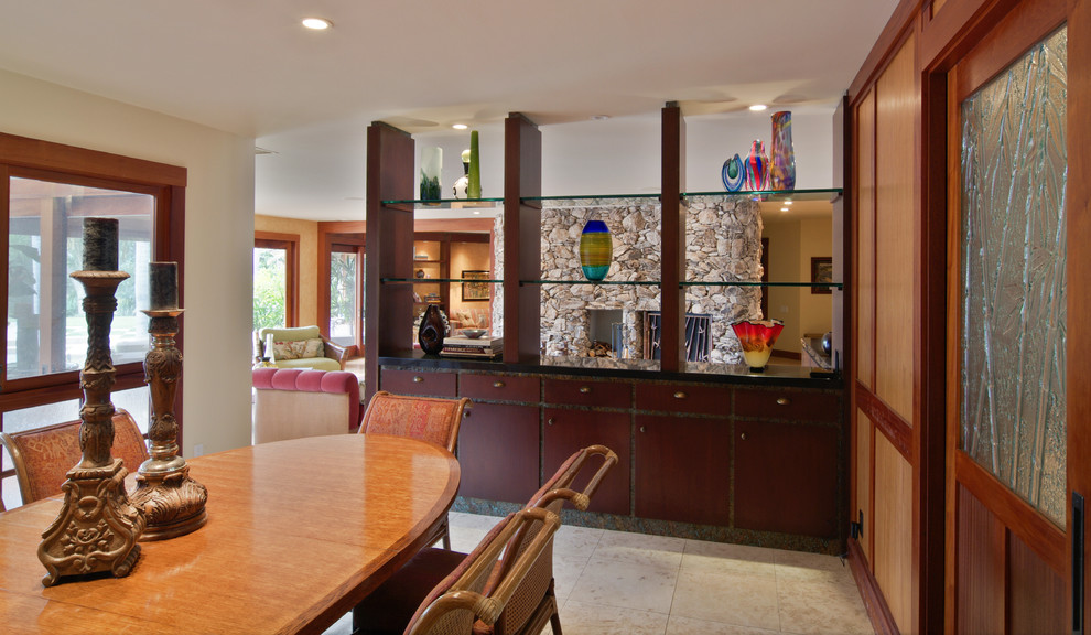 Источник вдохновения для домашнего уюта: отдельная столовая среднего размера в морском стиле с разноцветными стенами, стандартным камином, фасадом камина из камня и полом из керамической плитки