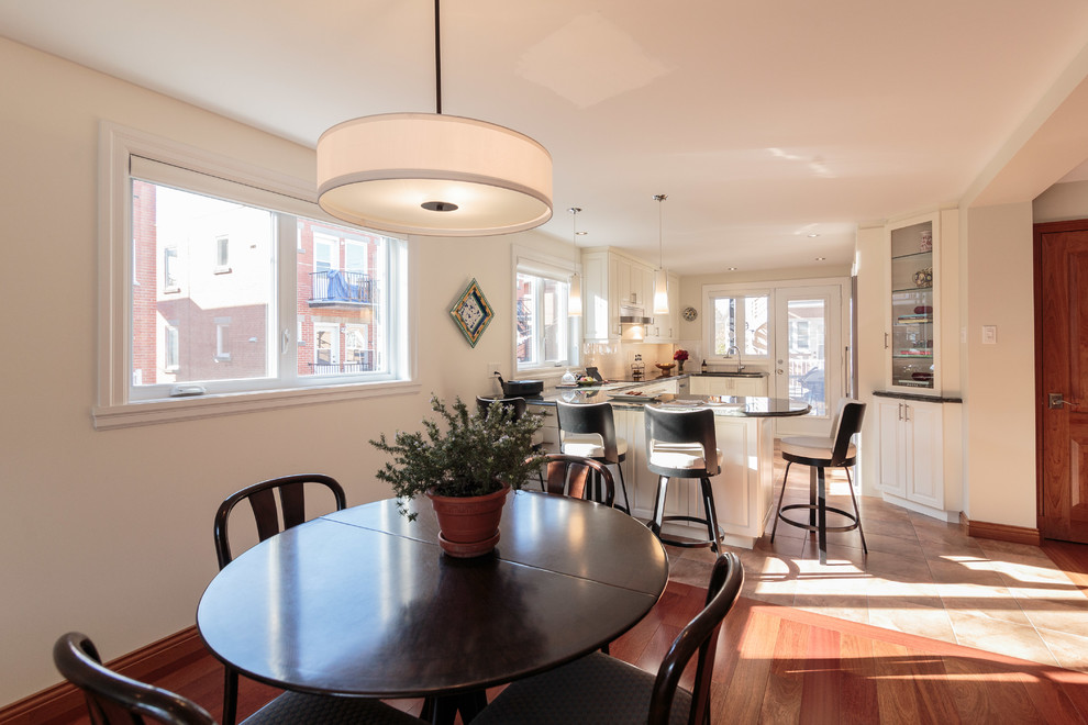 Idee per una sala da pranzo aperta verso la cucina chic di medie dimensioni con pareti bianche e pavimento in legno massello medio