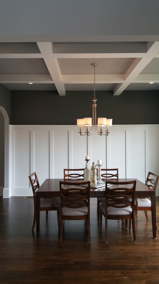 Стильный дизайн: кухня-столовая среднего размера в стиле неоклассика (современная классика) с серыми стенами, темным паркетным полом и коричневым полом - последний тренд