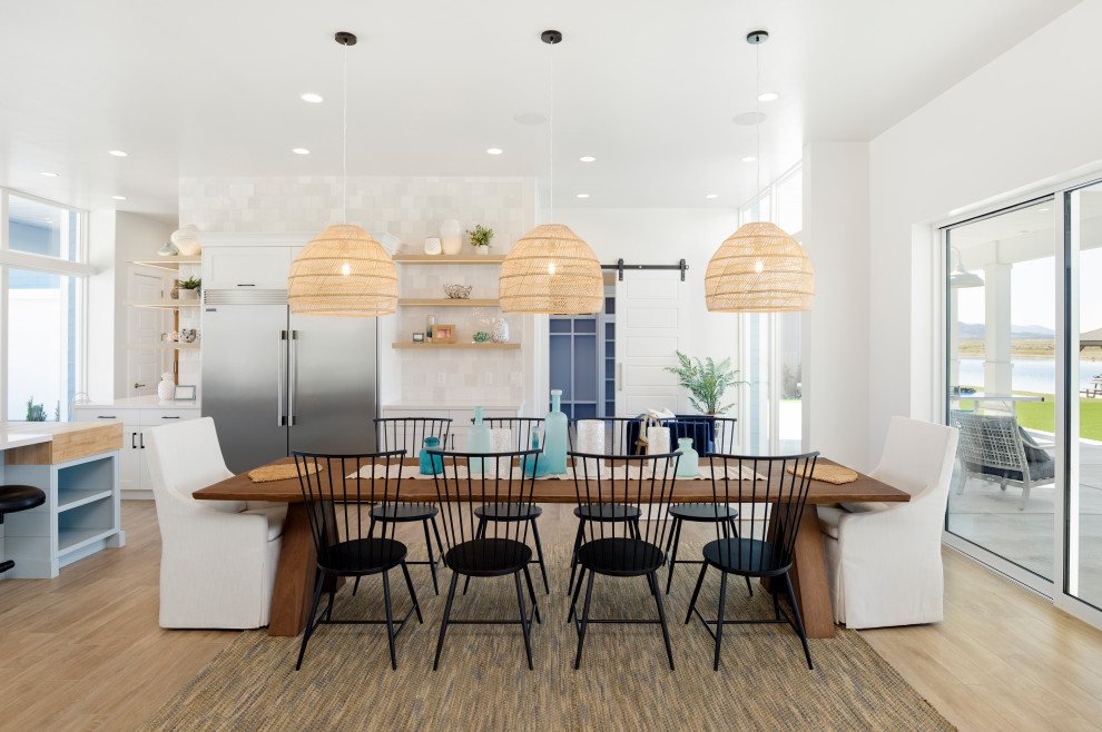 Idee per una sala da pranzo stile marino con pareti bianche, parquet chiaro e pavimento beige