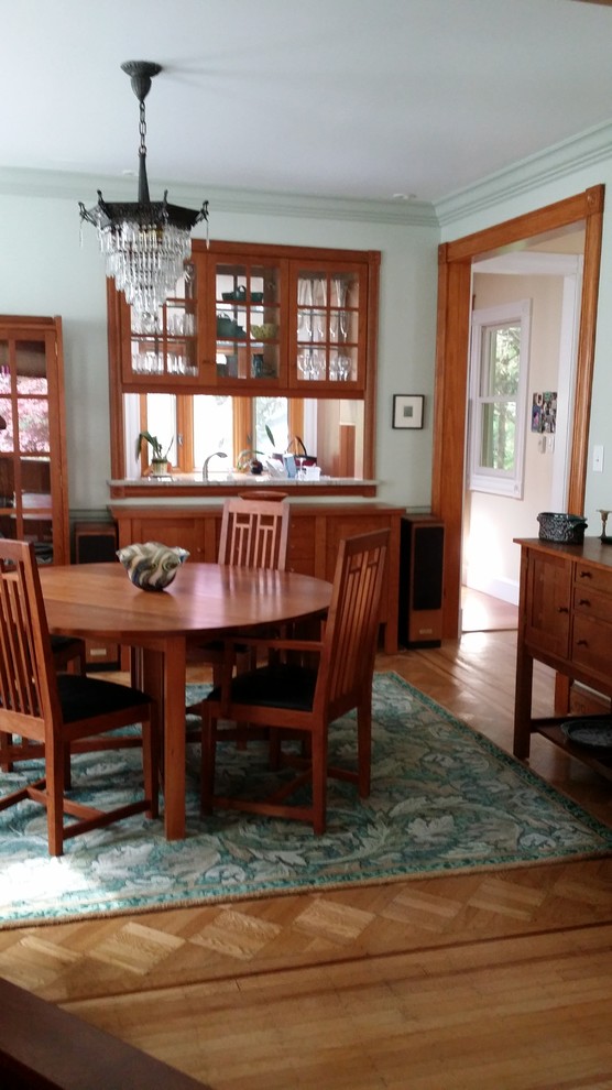Immagine di una sala da pranzo aperta verso la cucina tradizionale di medie dimensioni con pareti blu, pavimento in legno massello medio e nessun camino