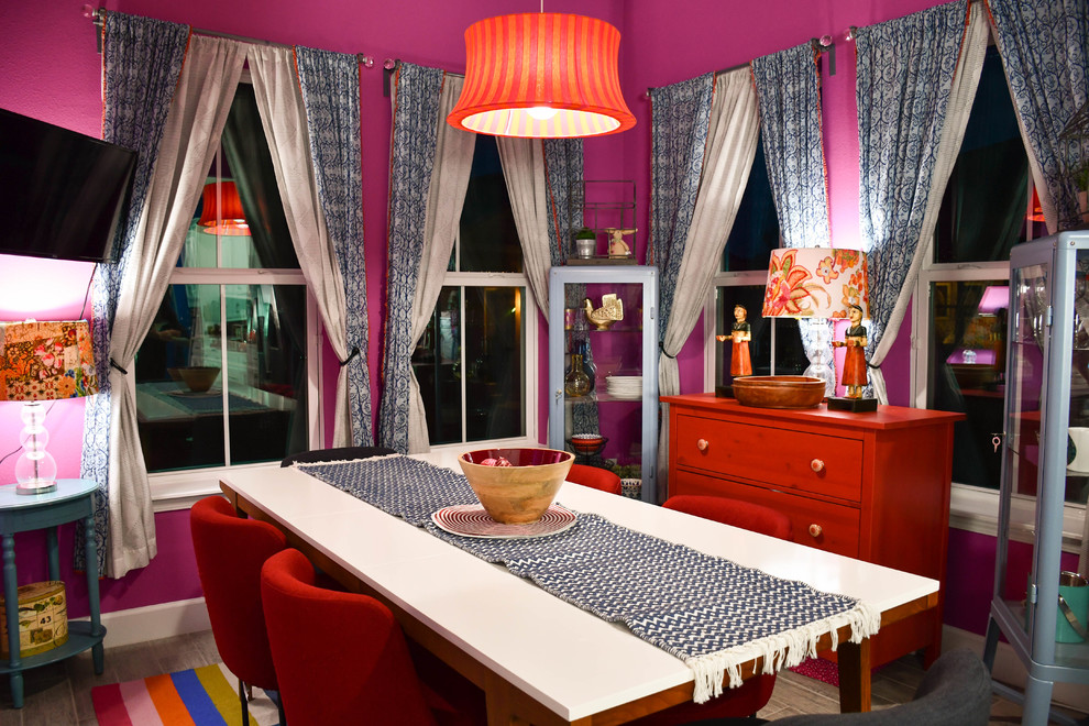 Пример оригинального дизайна: огромная кухня-столовая в стиле фьюжн с розовыми стенами, полом из керамогранита и серым полом