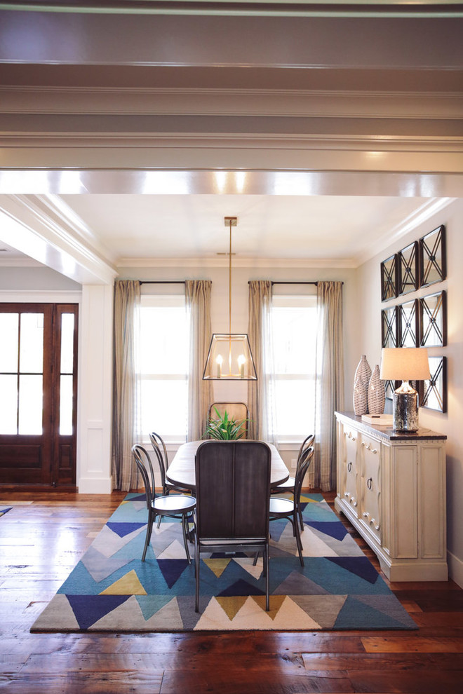 Cette image montre une salle à manger ouverte sur le salon minimaliste de taille moyenne avec un mur blanc, un sol en bois brun et un sol turquoise.