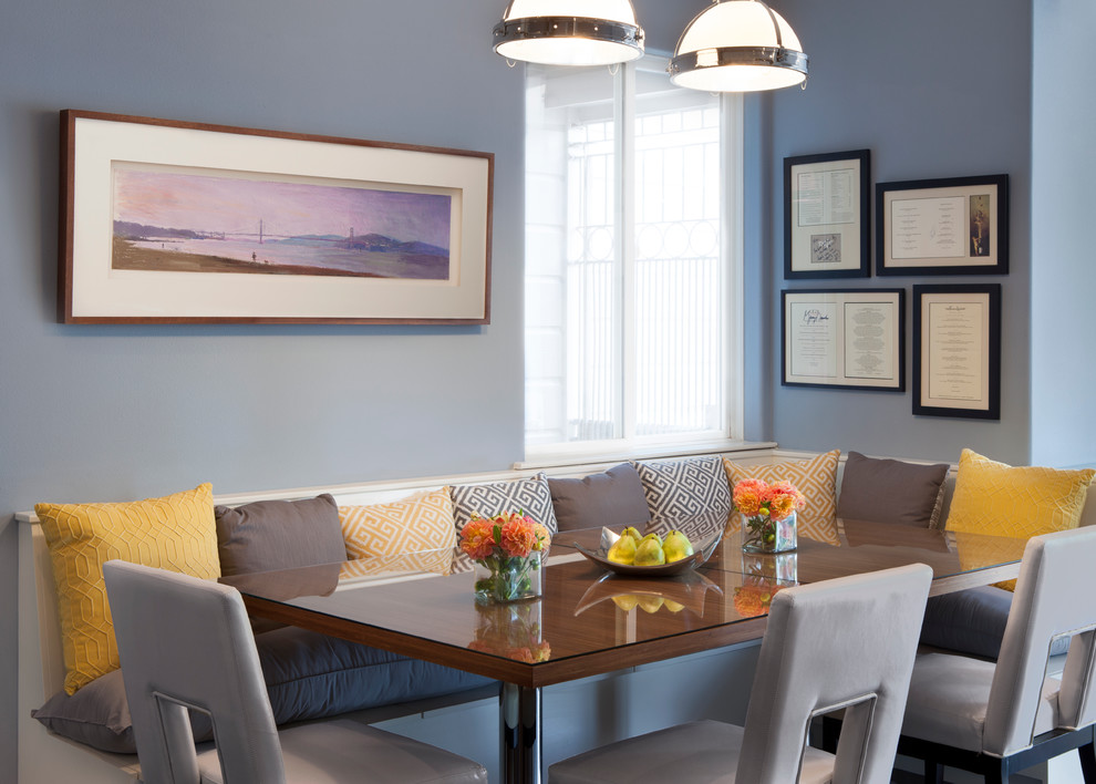 Idées déco pour une salle à manger ouverte sur la cuisine contemporaine de taille moyenne avec un mur bleu.