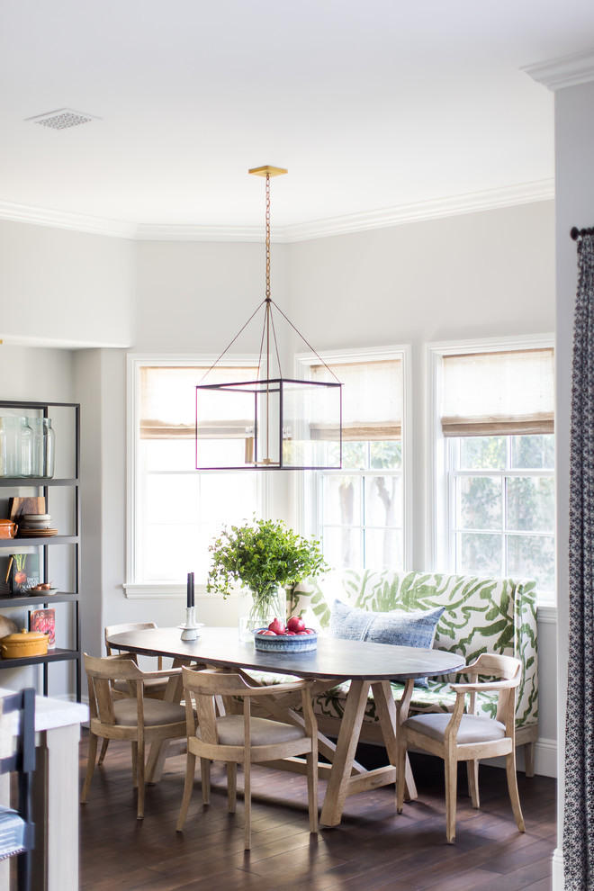 Свежая идея для дизайна: кухня-столовая в стиле неоклассика (современная классика) с серыми стенами, темным паркетным полом и коричневым полом - отличное фото интерьера