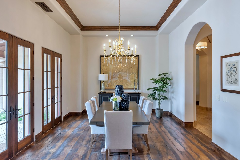Esempio di una sala da pranzo classica chiusa con pareti bianche, pavimento in legno massello medio e pavimento marrone