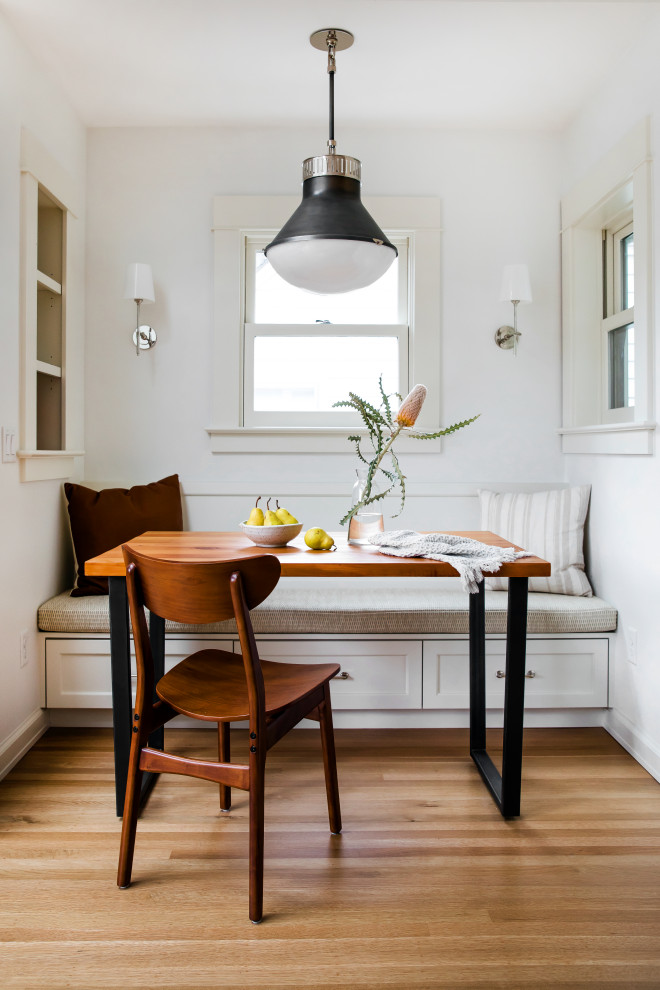 Exemple d'une petite salle à manger chic avec un mur blanc, un sol en bois brun et aucune cheminée.
