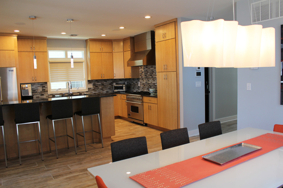 Свежая идея для дизайна: большая кухня-столовая в современном стиле с синими стенами и полом из керамической плитки - отличное фото интерьера