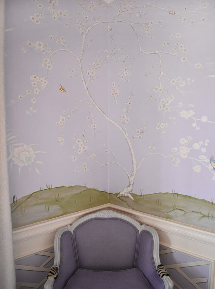 Пример оригинального дизайна: большая отдельная столовая в классическом стиле с фиолетовыми стенами, ковровым покрытием и серым полом