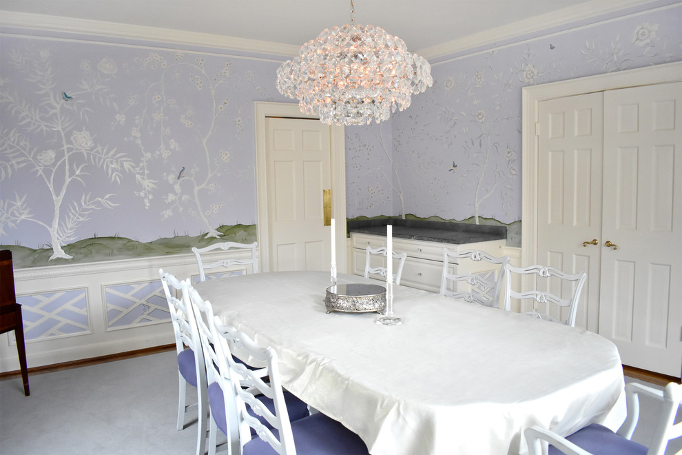 Стильный дизайн: большая отдельная столовая в классическом стиле с фиолетовыми стенами, ковровым покрытием и серым полом - последний тренд