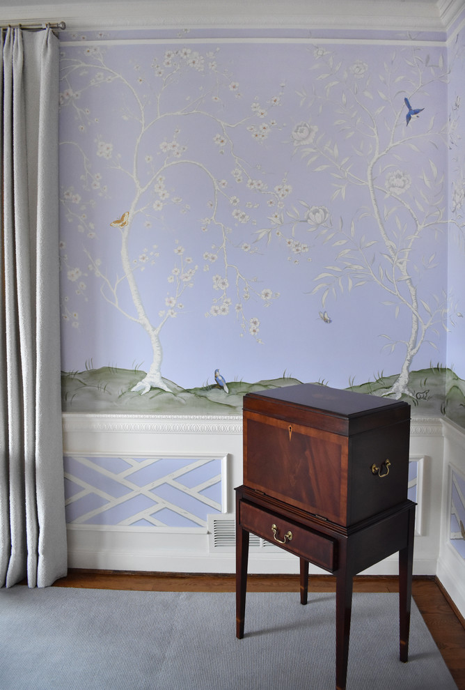 Стильный дизайн: большая отдельная столовая в классическом стиле с фиолетовыми стенами, ковровым покрытием и серым полом - последний тренд