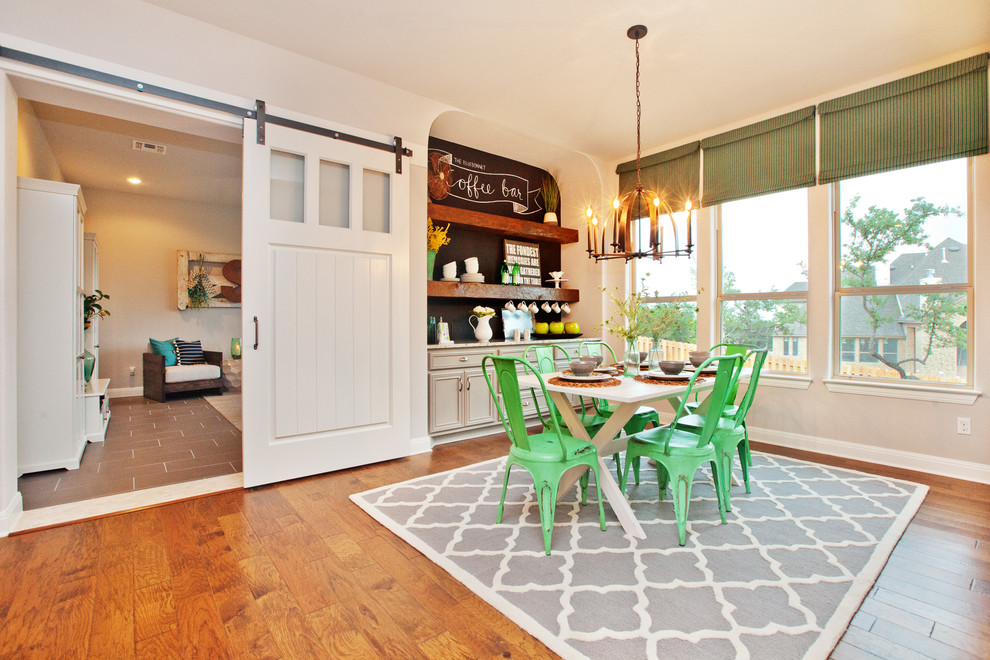 Landhausstil Esszimmer mit braunem Holzboden in Austin