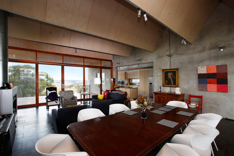 Источник вдохновения для домашнего уюта: большая гостиная-столовая в стиле модернизм с серыми стенами, полом из керамической плитки, стандартным камином, фасадом камина из металла и черным полом
