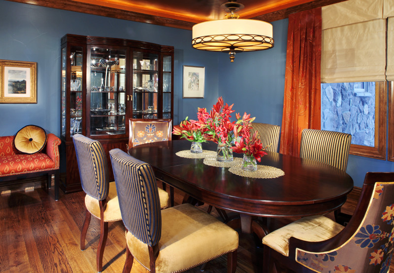 Idee per una sala da pranzo classica con pareti blu