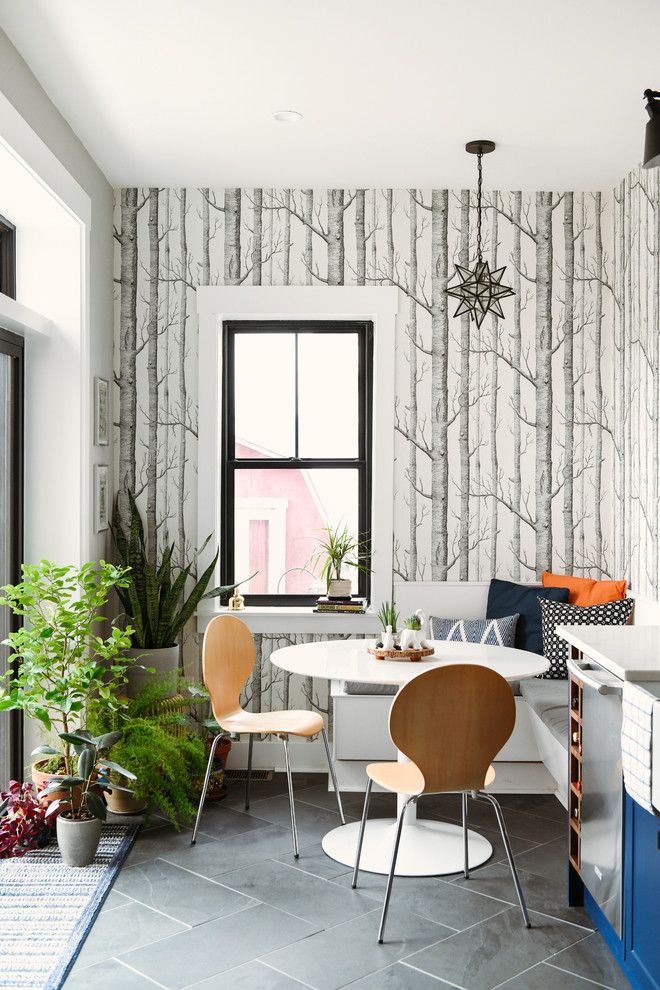 Стильный дизайн: кухня-столовая в стиле фьюжн с разноцветными стенами и серым полом - последний тренд