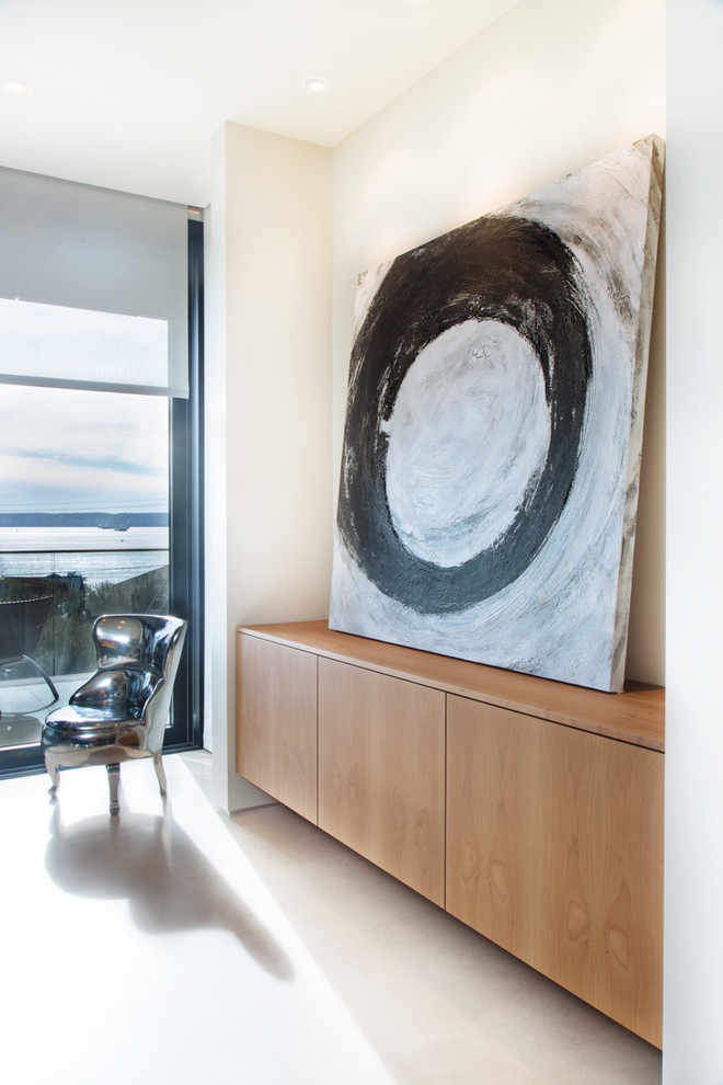 Großes Modernes Esszimmer ohne Kamin mit weißer Wandfarbe und Kalkstein in Vancouver